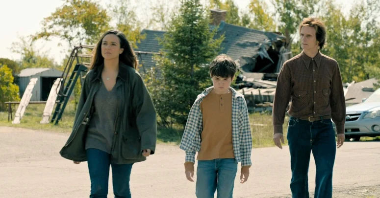 Tabitha (Catalina Sandino Moreno), her son Ethan (Simon Webster) and her other son Victor (Scott McCord) - From 408