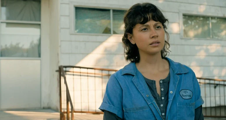 Chloe Van Landschoot as Kristi - From 408