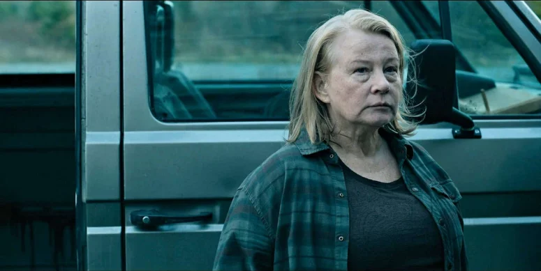 Elizabeth Saunders as Donna - From 410