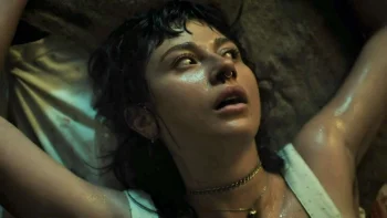Chloe Van Landschoot as Sara - Son of Sara