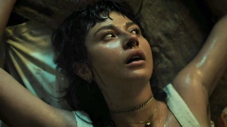 Chloe Van Landschoot as Sara - Son of Sara