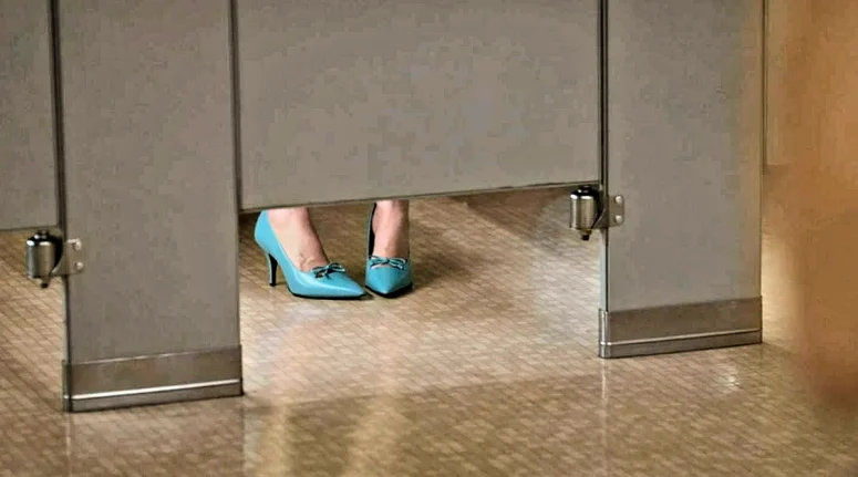 The cute blue shoes - Private Eyes West Coast 101