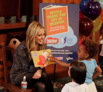 Sarah Michelle Gellar at the Nestle Joy of Reading Program
