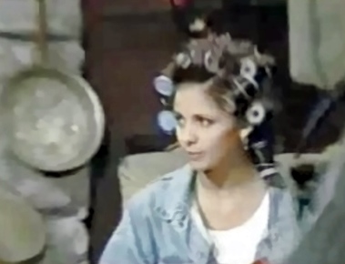 Gellar as Kendall Hart Lang in curlers on set