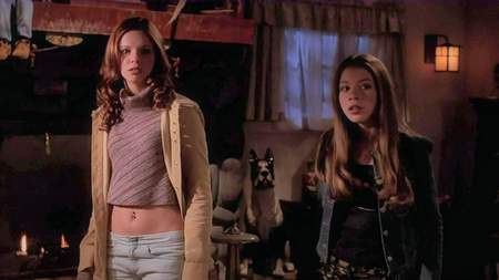 Michelle Trachtenberg and Amber Tamblyn 